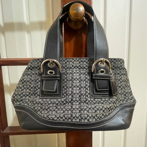 Classic Coach hand bag - Picture 2 of 2